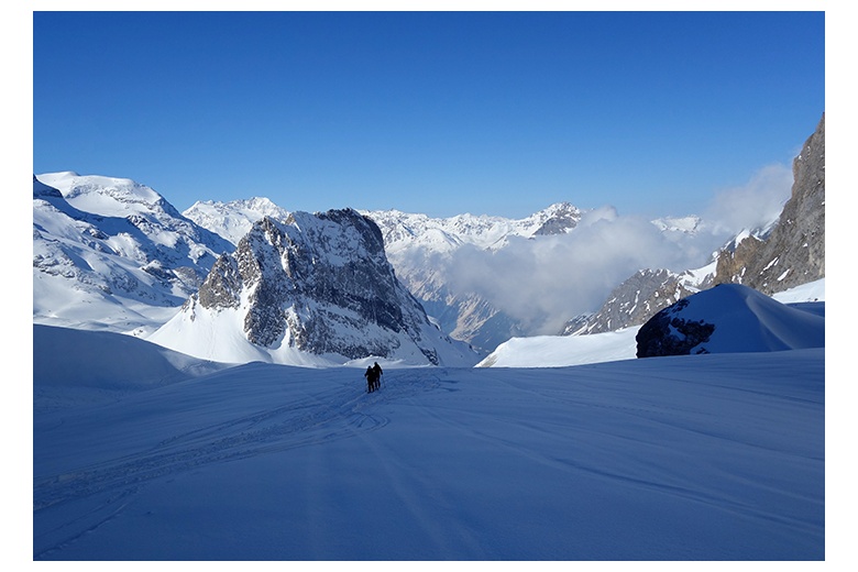 Skieurs de randonnée en montée vers le Col de la Grande Casse à travers le Glacier de la Grande Casse.