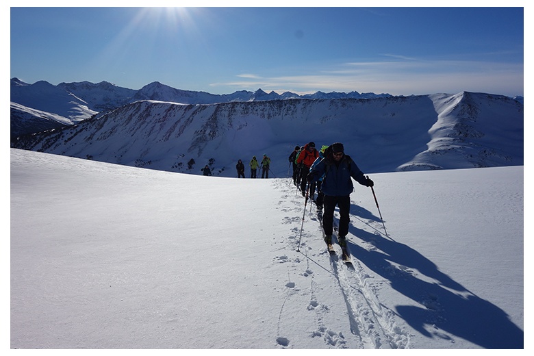 esquiadores de montaña de camino hacia la cima del tuc de parros, pedescaus y cap de clòsos detrás