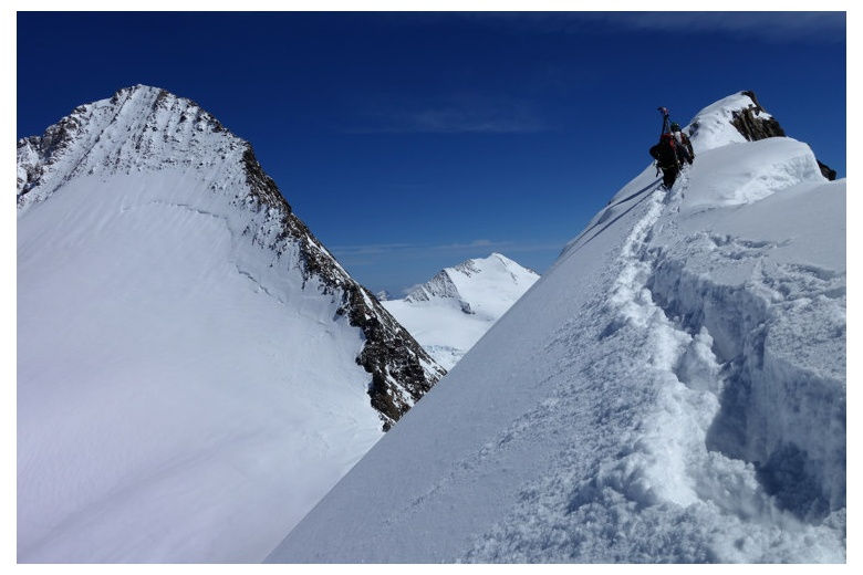 cordada de esquiadores en la arista del grunegghorn a punto de llegar a la cima