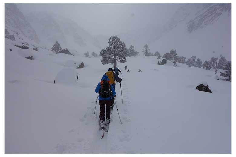 esquiadores de montaña avanzando a través la val de gerber durante gran nevada