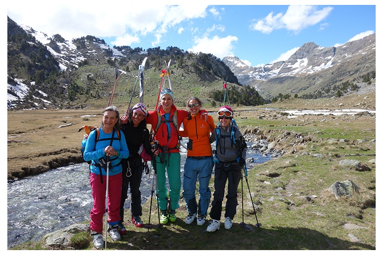 esquiadoras de montaña sonrientes en el plan de aigualluts tras largo día de actividad para llegar a la cima del Aneto y bajar