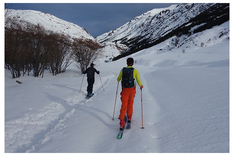 esquiadores de travesía dejando Bagergue atrás y dirigiéndose hacia el fondo del valle de unhola.