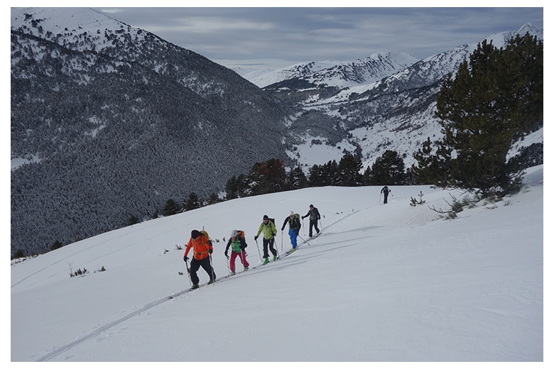 grupo de esquiadores de montaña en la serra de bandolers hacia el tuc de barlonguèra con bonita imagen del valle del noguera pallaresa y montgarri al fondo.
