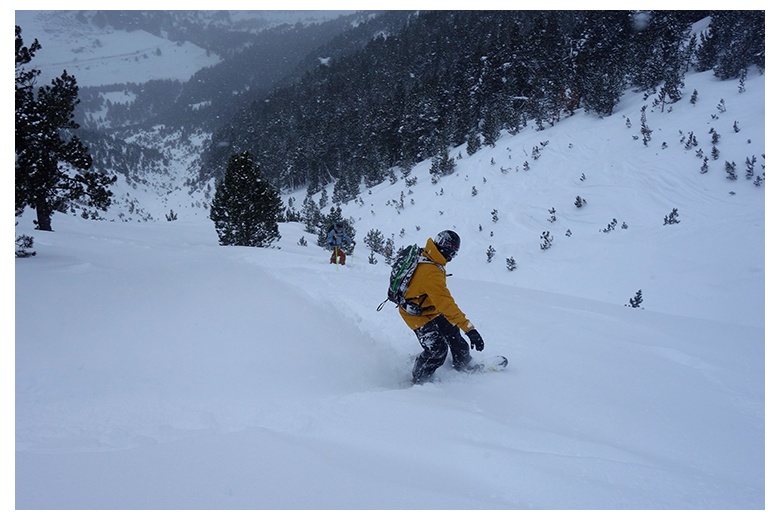 esquiador y surfero en la bajada a Montgarri  disfrutando de la nieve recién caída hasta casi altura de las caderas