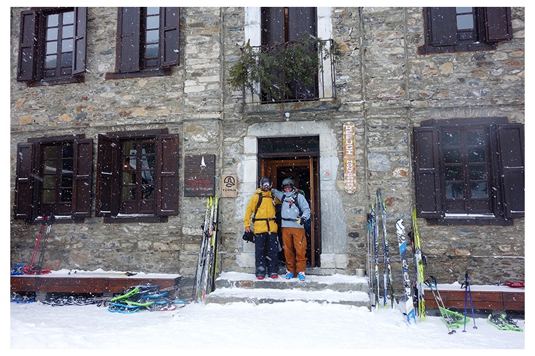 dos amigos esquiadores en montgarri recién llegados después de una buenísima mañana de nieve polvo.