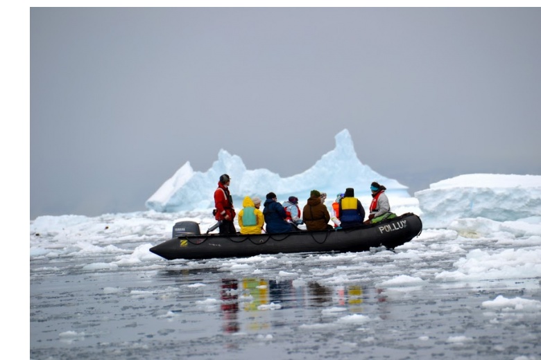 canot transportant des gents entre la glace