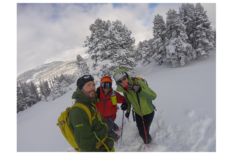 grupo de esquiadores pletóricos con la nieve polvo caída en banhs de tredòs