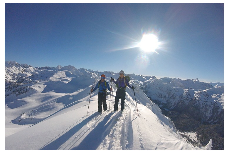 deux skieurs au sommet, splendide vue des montagnes et brillant soleil