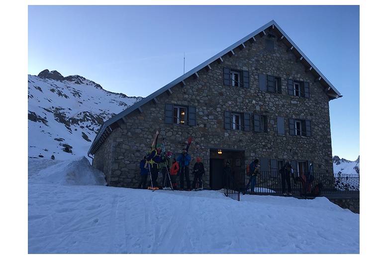 grupo al amanecer saliendo del refugio de los ibones de bachimaña para comenzar la jornada de esquí de montaña