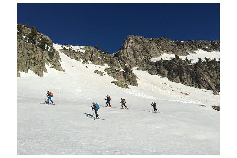 skieurs de randonnée vers le sommet du garmo negro près des ibones de arnales
