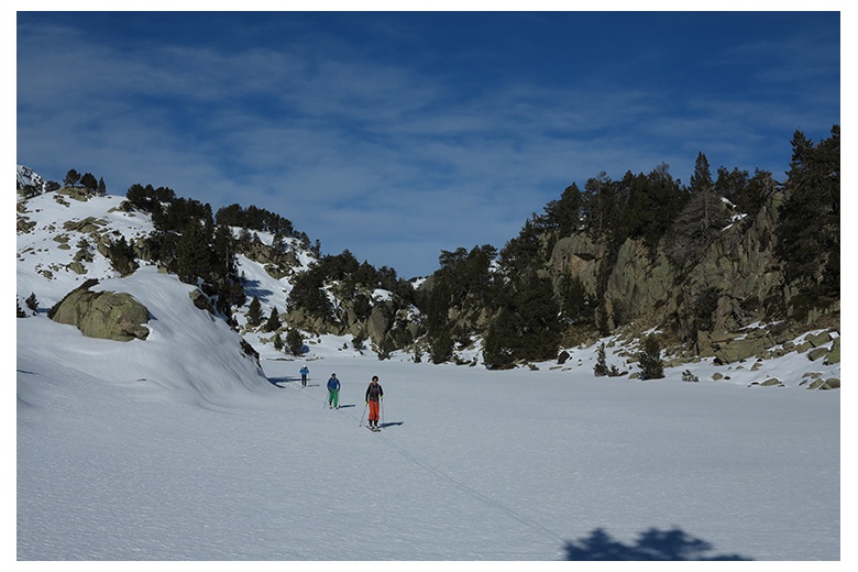 group of skiers through estanh obago in colomèrs