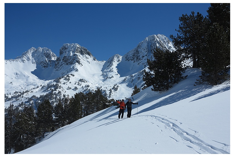skieurs de randonnée vers le refuge de saboredo a la vallée de ruda avec l'étonnant pic de locampo au fond
