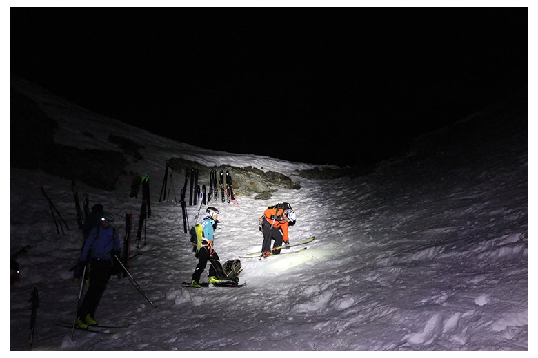 skieurs en nuit noire se préparent à laisser le refuge des grands mulets vers le sommet du mont blanc