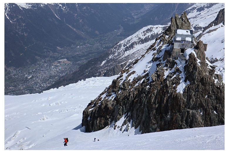 descendiendo el mont blanc en esquís, imagen preciosa del refugio de grands mulets con el valle de chamonix al fondo