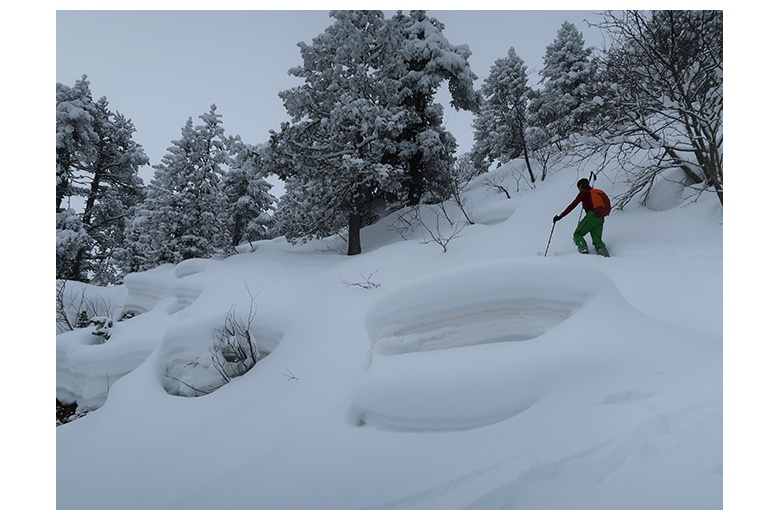 esquiador de montaña abriendo huella a través de mucha nieve recién caída en la ascensión al tuc dera aubeta