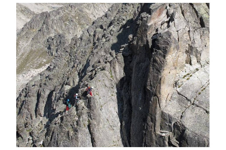 vue des alpinistes qui avancent dans la crête de salenques