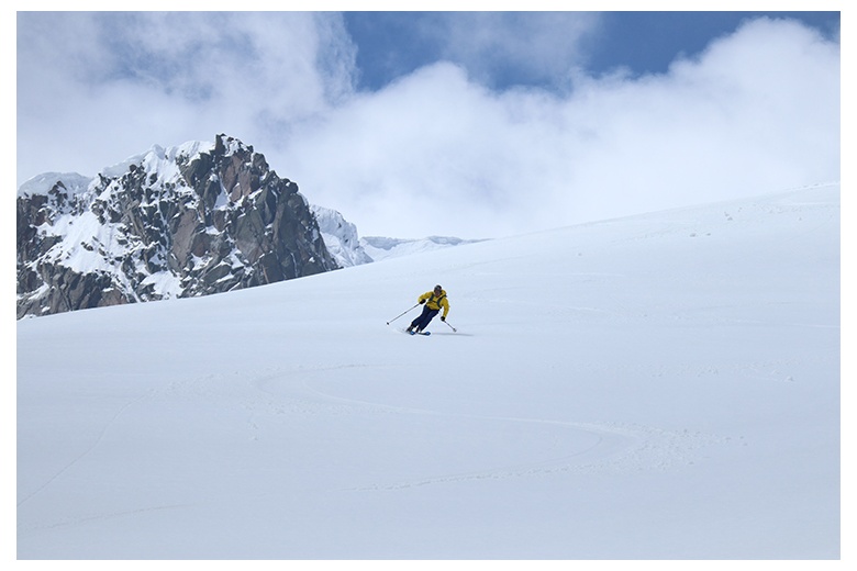 esquiador disfrutando de la espectacular bajada que ofrece el Aneto tras coronar el Pico