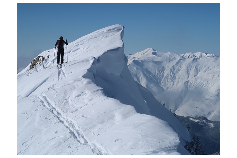 skieur arrive au sommet du petit sendrosa à la sierra de sendrosa dans une merveilleuse journée de ciel bleu et neige 