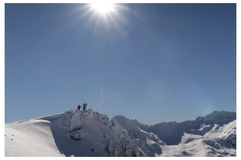 deux skieurs au sommet de montagne, poudreuse et ciel bleu