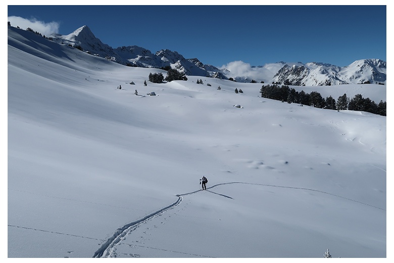 superbe vue de tout le terrain vièrge pour profiter du ski de randonnée à la vallée d'aiguamog 