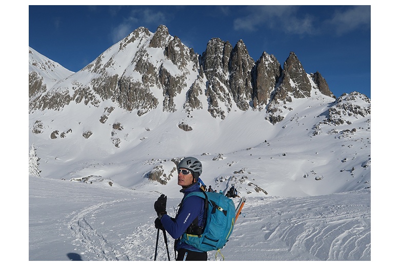groupe de skieurs de montagne tout près du refuge joan ventosa i calvell avec une superbe vue des agulles de travessany