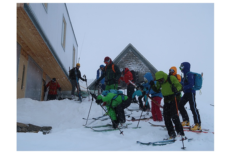 grupo de esquiadores de montaña poniéndose en marcha para la jornada de actividad que les espera partiendo del refugi de joan ventosa i calvell