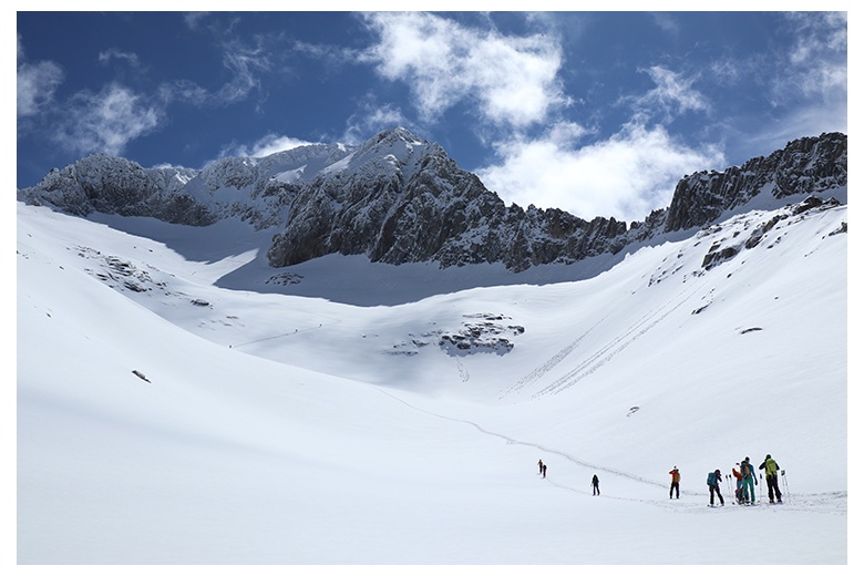 grupo de esquiadores atravesando el glaciar del aneto en la ascensión a cima