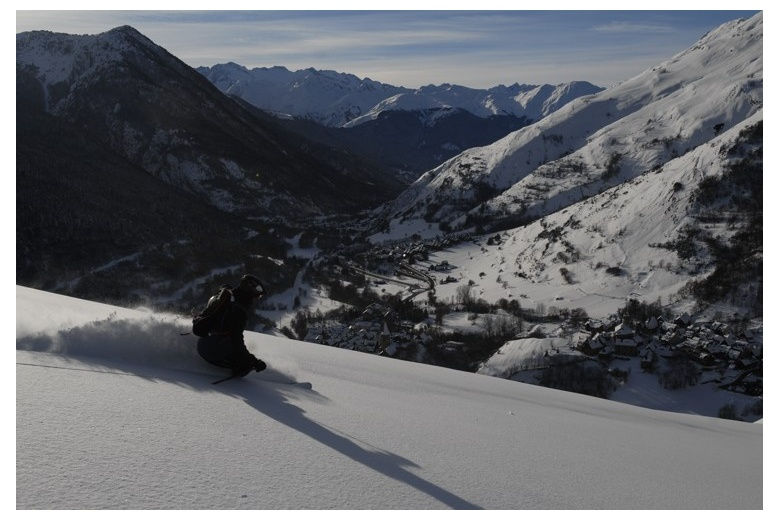 vista del valle de aran con esquiador disfrutando de la nieve recién caída