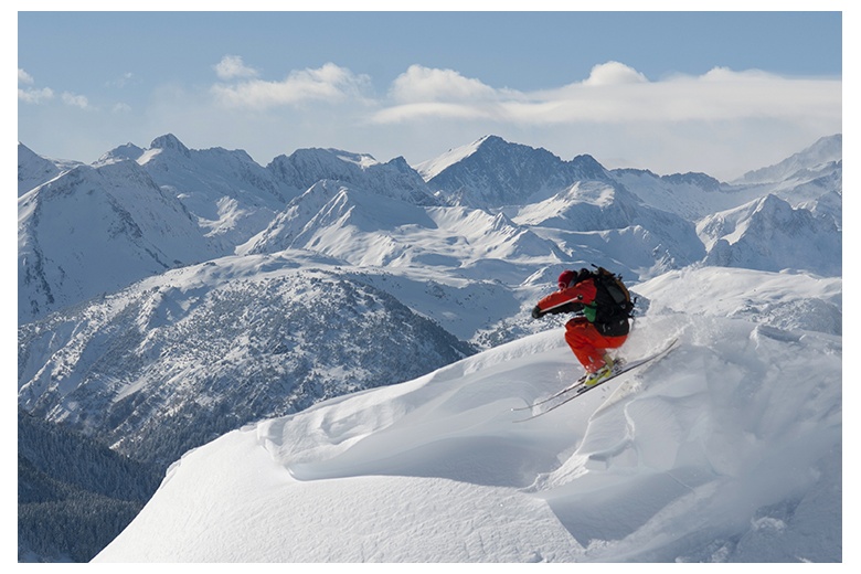 esquiador saltando una cornisa en una de las bajadas del teso dera mina hacia bonaigua