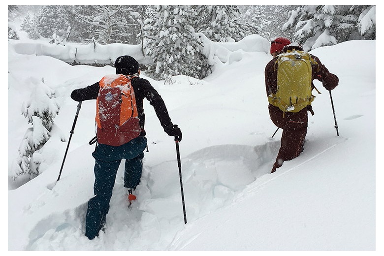 esquiadpres de travesía intentan abrir huella en el valle de aigaumòg a través de la enorme cantidad de nieve caída