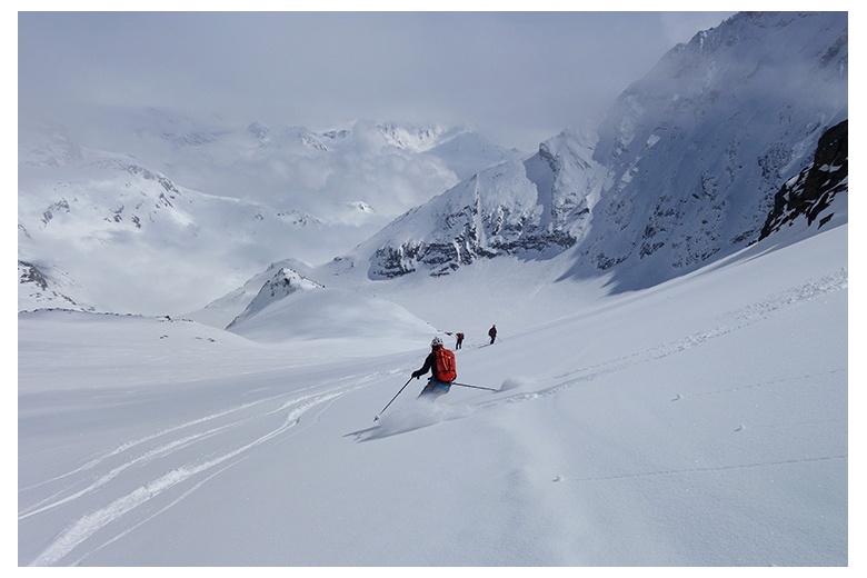 esquiadores de montaña en nieve polvo en la bajada del Col Labby por el Glaciar Mahure