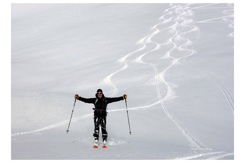 joie du skieur de traversée après descente en poudreuse sans presque traces