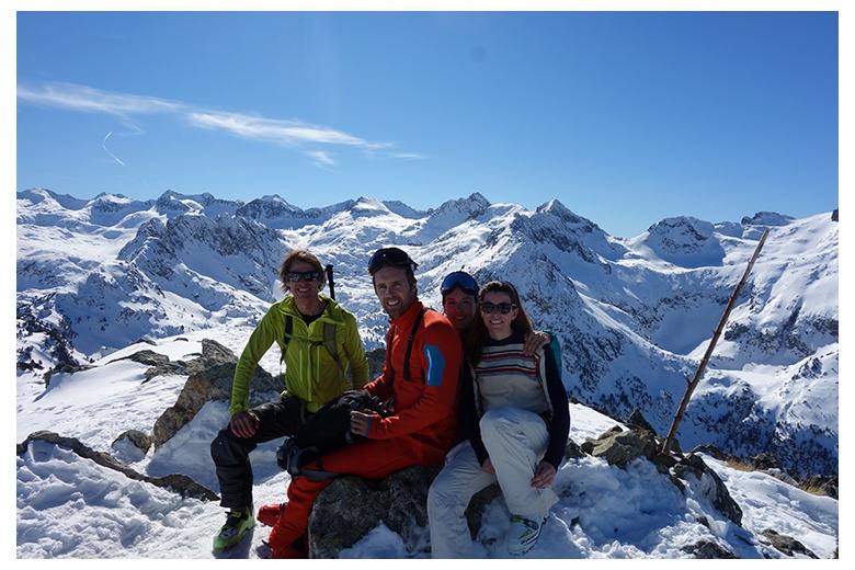 groupe de skieurs de randonnée avec l'un des guides de TUC Guides de Montagne au sommet de la salana