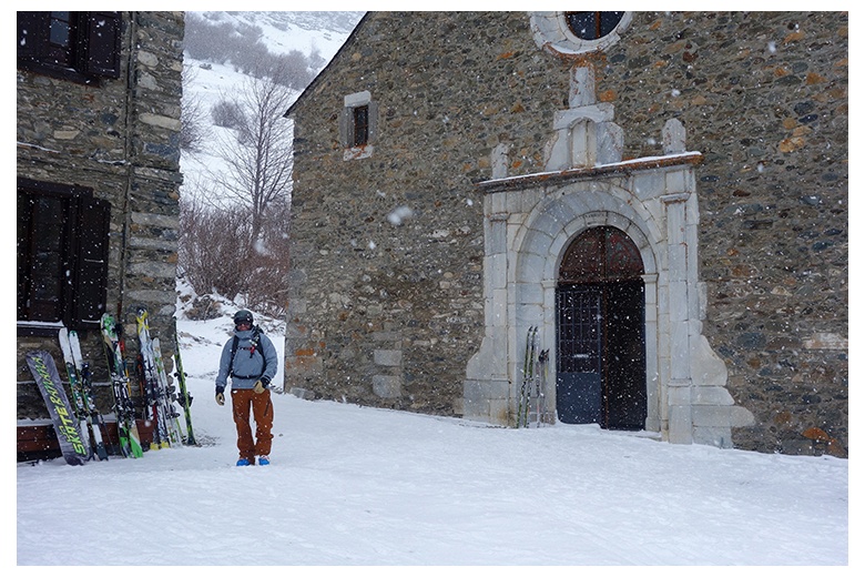 skieur au sanctuaire de montgarri juste avant de déguster les plats typiques de la vallée au refuge