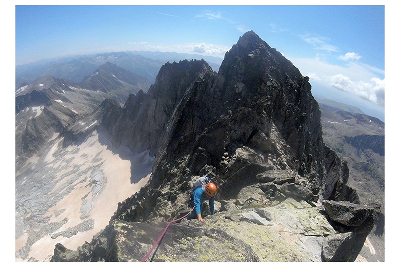 escalador trepando en el tramo bastante avanzado de la cresta salenques hacia la cima del Aneto