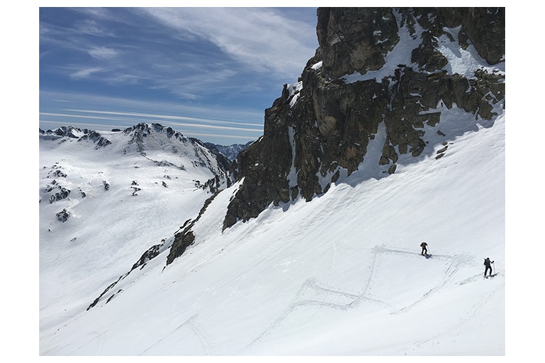 esquiadores ascendiendo hacia el cuello de lavaza tras haber coronado el pico bacias