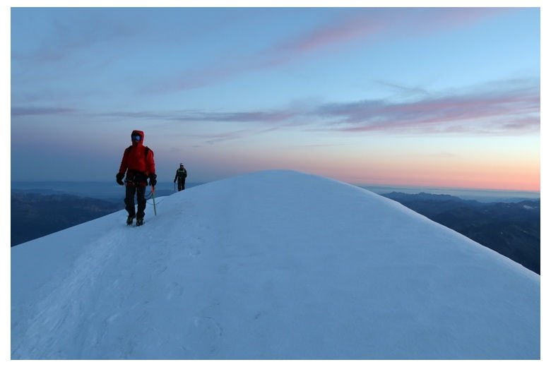 alpinistes qui arrivent au sommet du mont blanc, ciel orange au fond