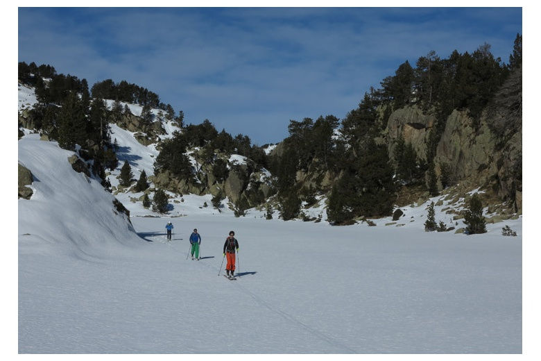 group of skiers advancing towards bassibé lakes