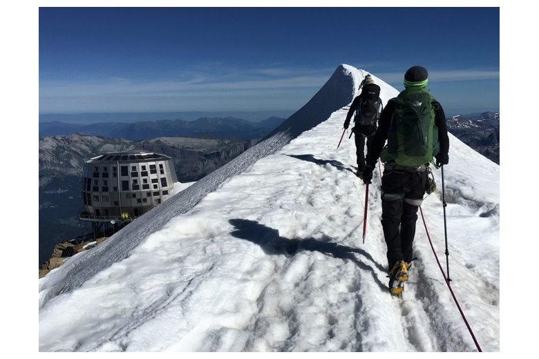 alpinistas llegando al refugio gouter después de haber hecho la cumbre del mont blanc