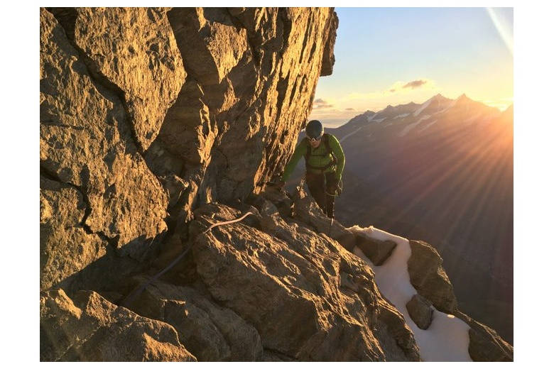 alpiniste ascension au cervin juste au moment du lever de soleil