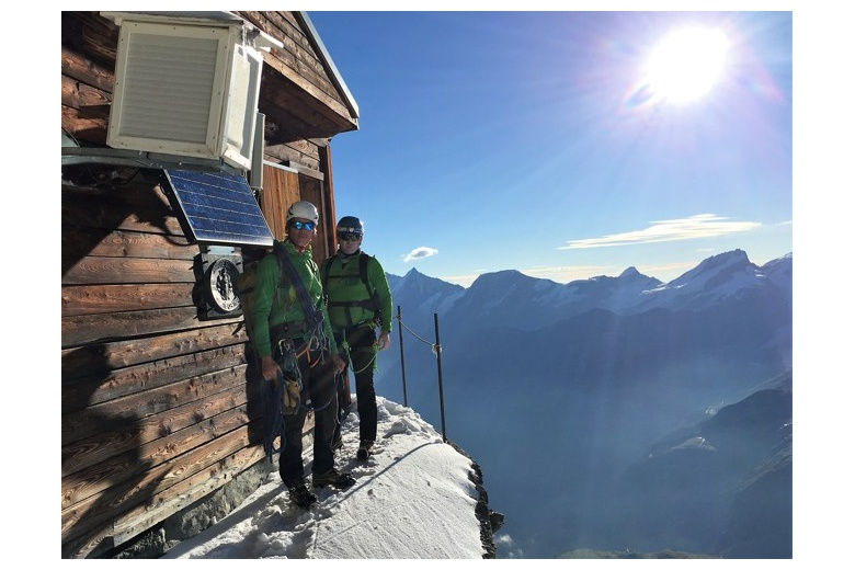 dos alpinistas en la puerta del refugio solvay a mitad de camino del la cima del cervino
