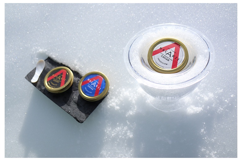 kit de degustación de caviar nacarii sobre la nieve a punto de ser degustado