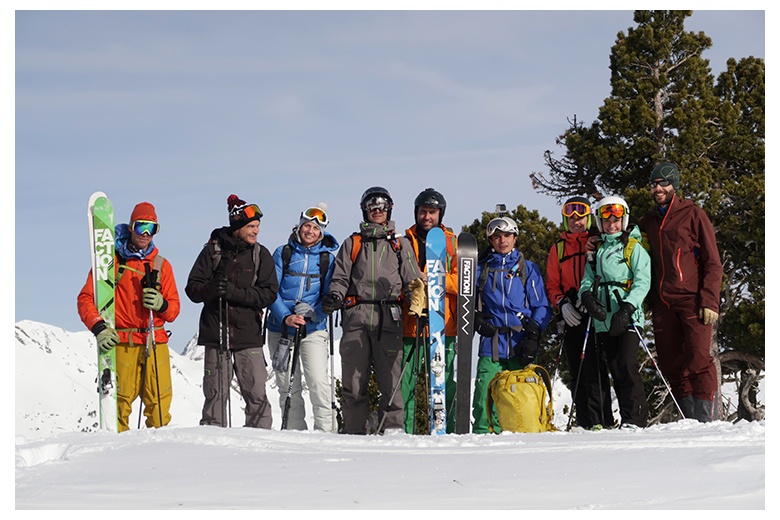 grupo de esquiadores antes de la bajada de freeride a Montgarri