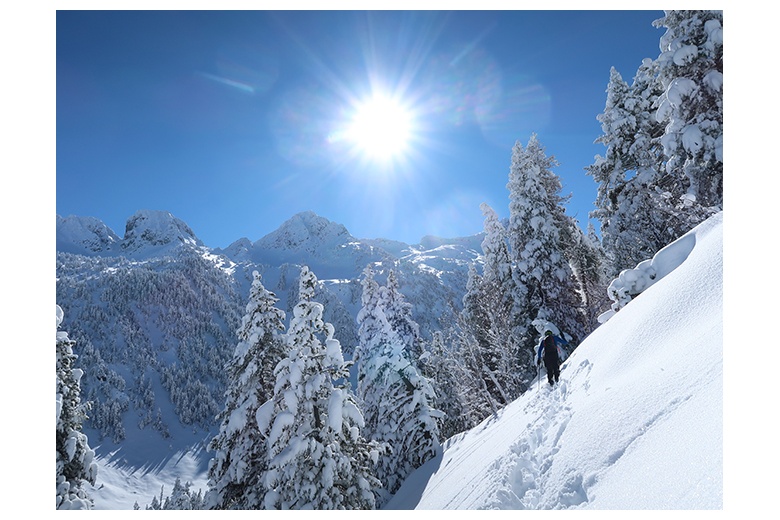 skieur de montagne au tuc dera aubeta dans une journée de soleil splendide avec une vue imprenable de locampo et de la vallée de ruda
