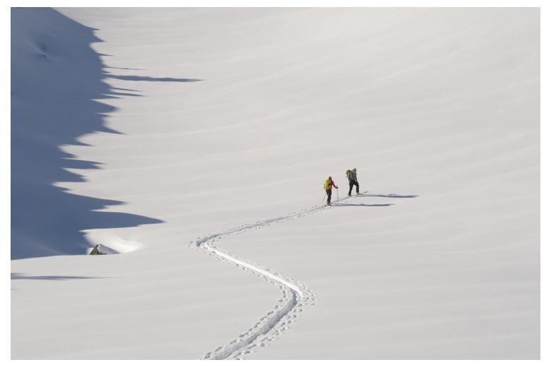 skieurs ouvrant leur marque sur le Valle de Aran