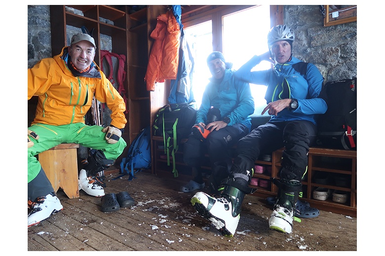 skieurs après une longue journée de randonnée au refuge joan ventosa i calvell