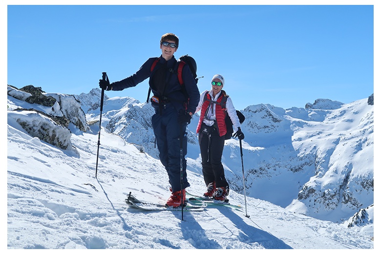 coronando la cima del tuc de salana en esquís en un maravilloso día de cielo azul y sol radiante