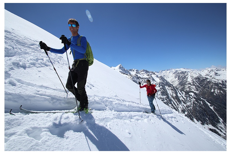 skieurs de randonnée dans la dernière partie de la montée au sommet du tuc de salana