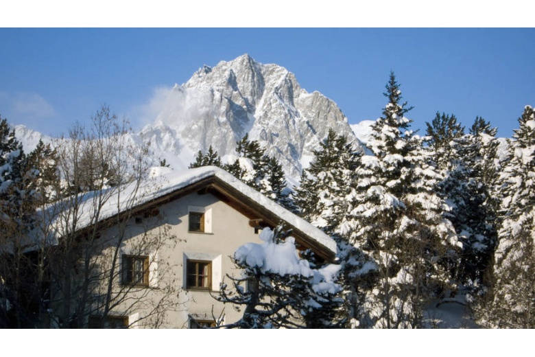 maison dans la vallée, montagnes au fond après chute de neige